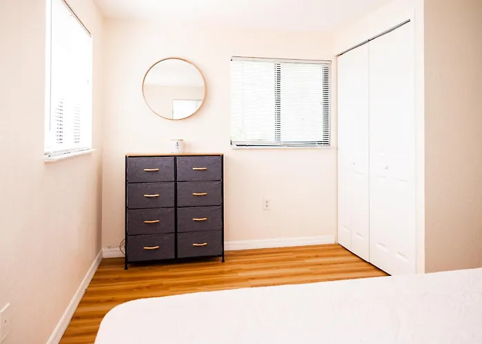 Sun-drenched 1br - 5min Walk To *