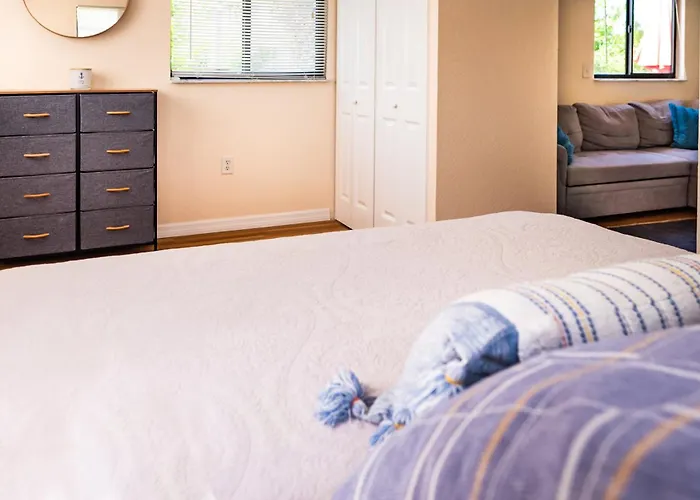 Sun-drenched 1br - 5min Walk To Clearwater Beach