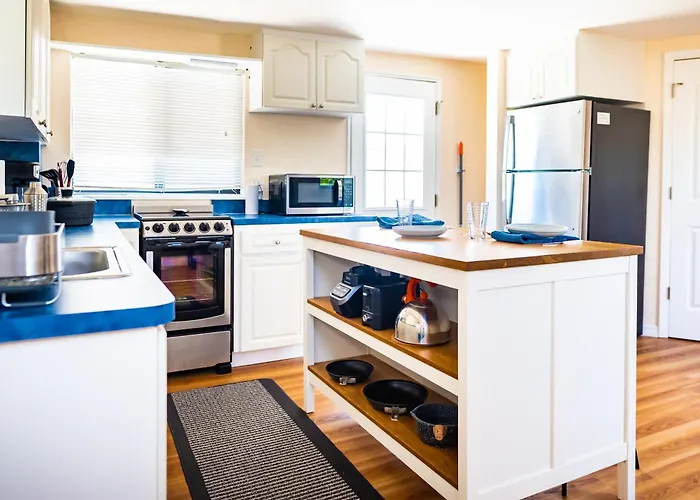 Sun-drenched 1br - 5min Walk To *